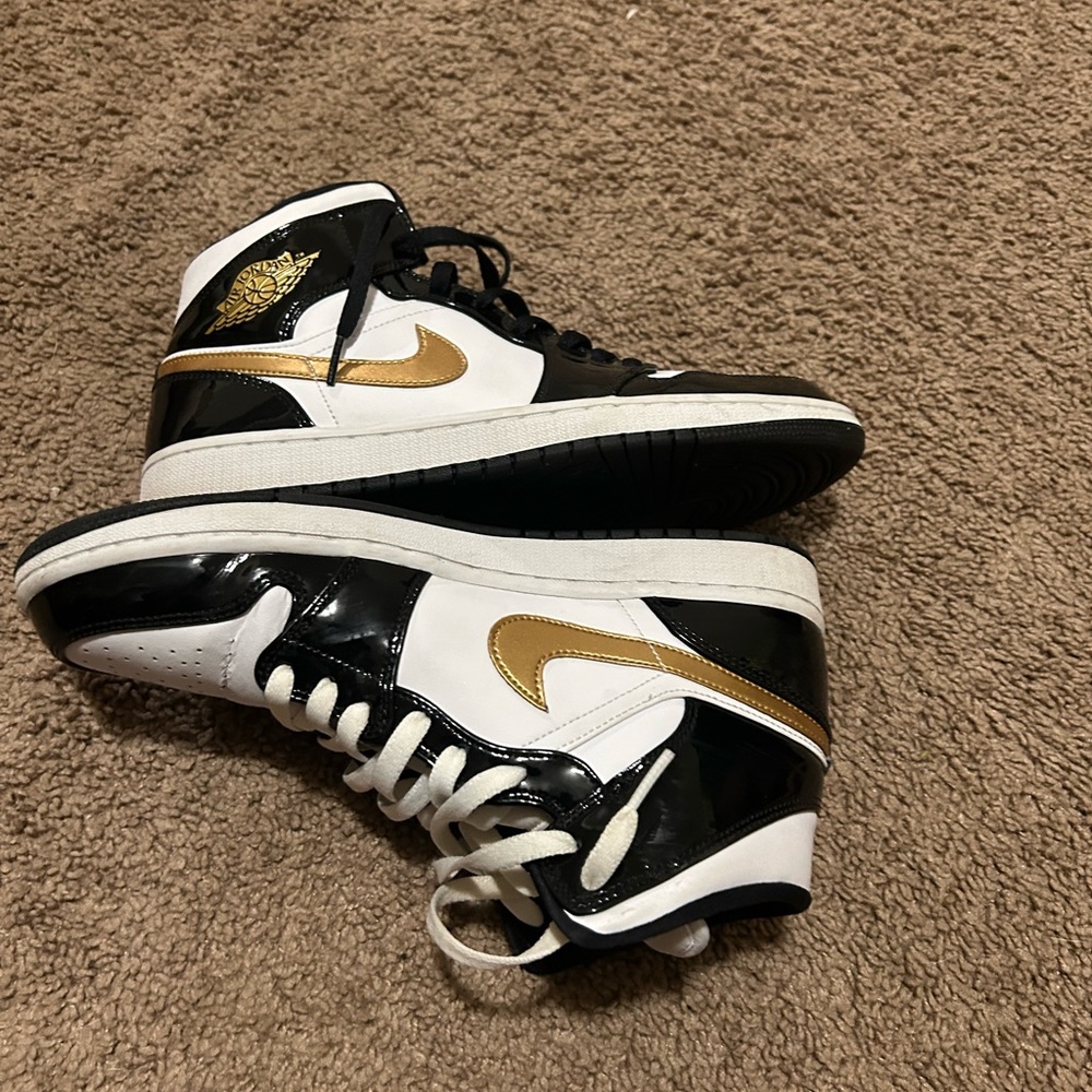 Men’s mid air Jordan 1 white black & gold